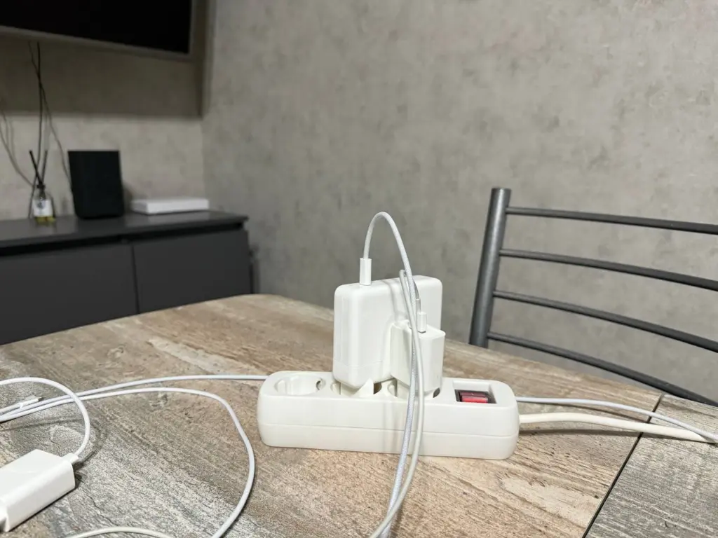 Телефон заряжается за минуты — и умирает вдвое быстрее: что скрывает за собой технология быстрой подзарядки