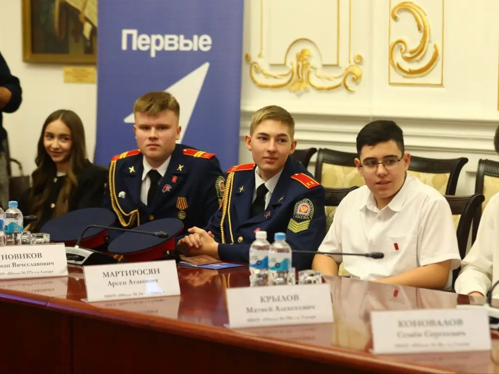 Глава Самары Иван Носков с торжественным настроением вручил паспорта восемнадцати юным гражданам