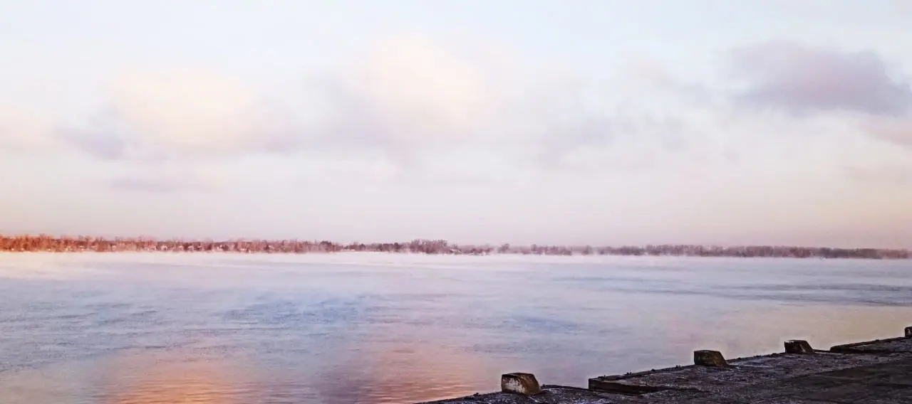 На Волге в Самаре был запечатлен розовый рассвет