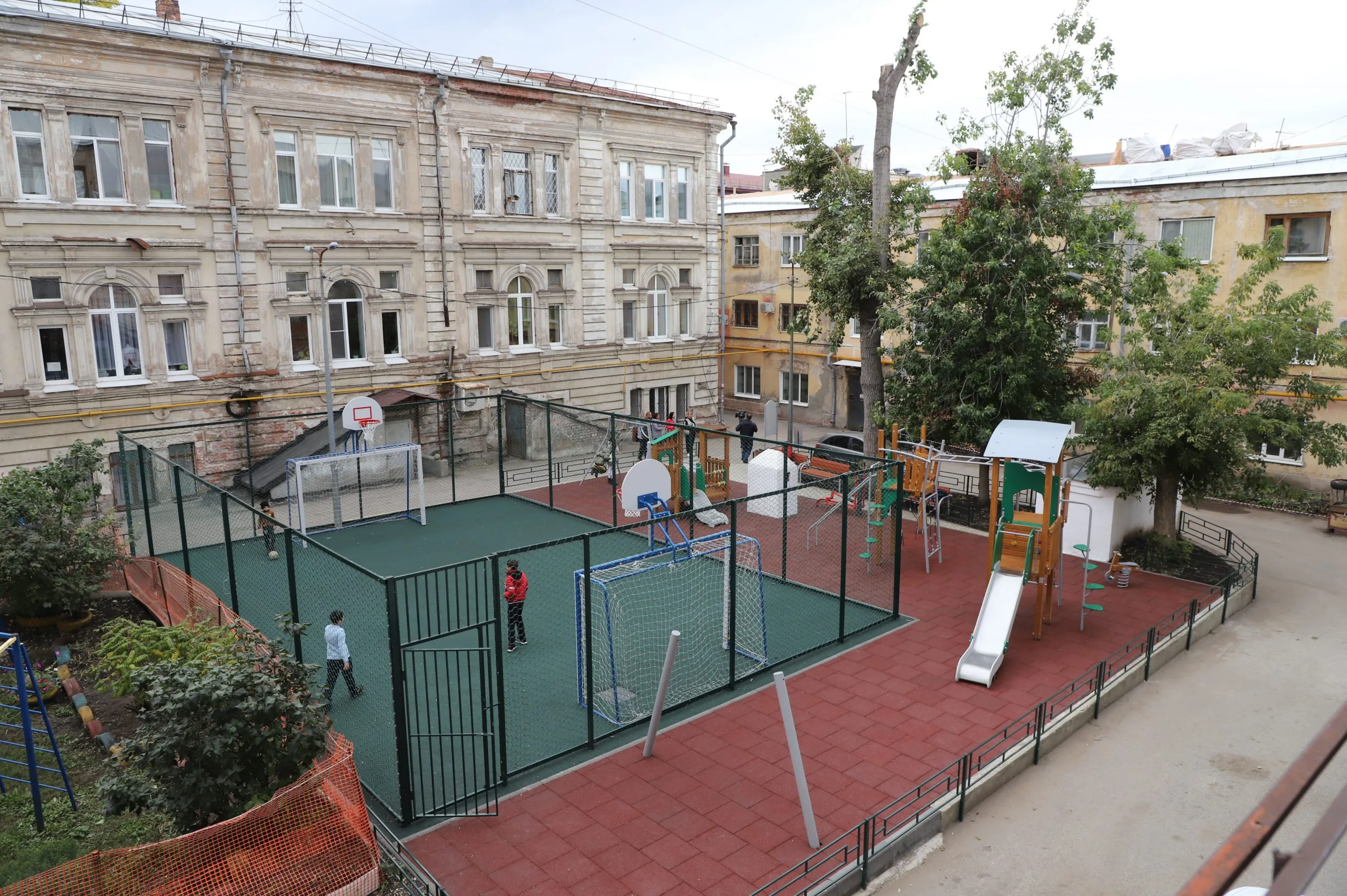 Подростки в Самаре испугали жителей Южного города мощными взрывы во дворе Подростки в Самаре испугали жителей Южного города мощными взрывы во дворе