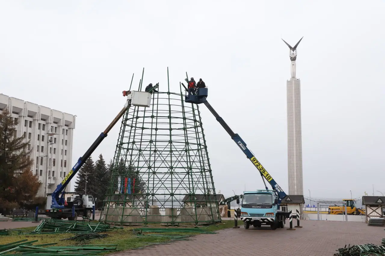 В Самаре на площади Славы стартовали работы по подготовке катка и установке новогодней елки