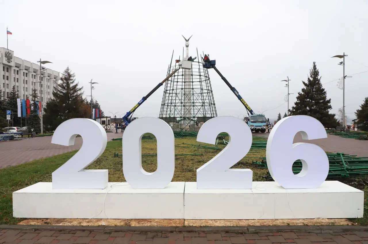 В Самаре на площади Славы стартовали работы по подготовке катка и установке новогодней елки