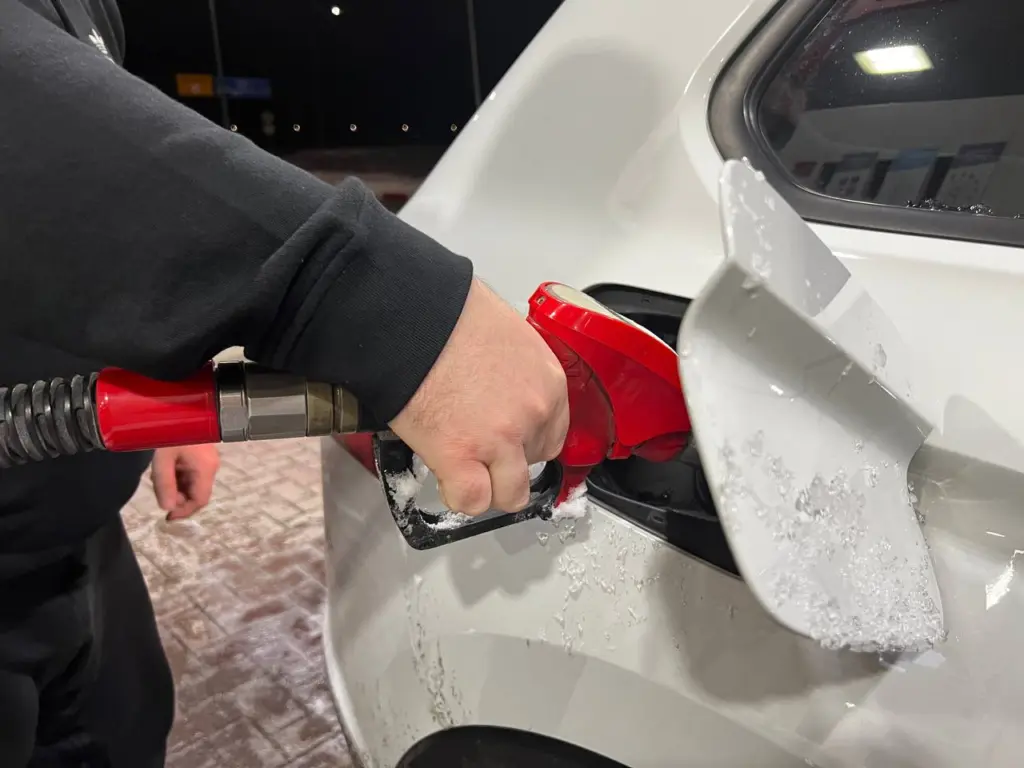 «Приехал заправиться – штраф 50 000 рублей»: новое правило для водителей и его последствия