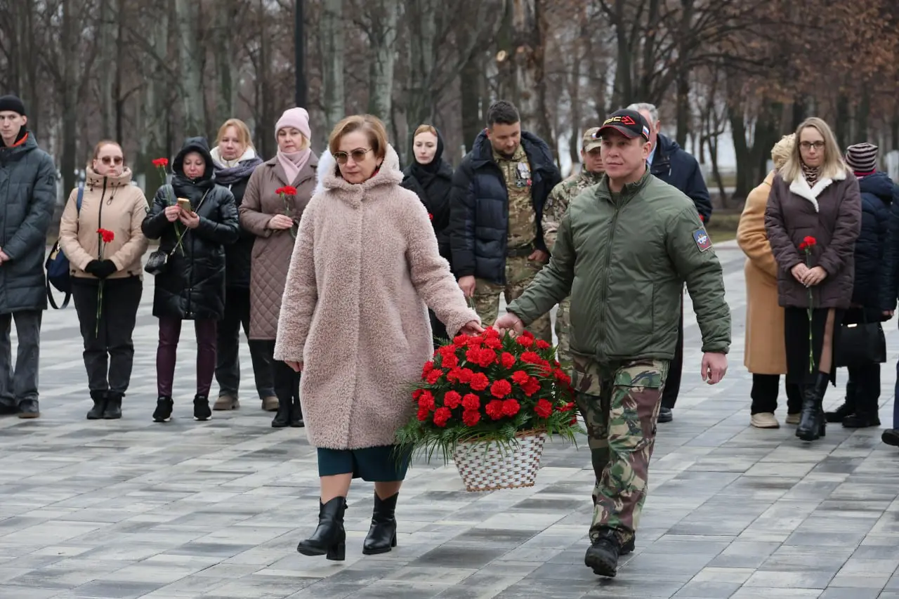 Фоторепортаж: изобилие цветов в честь Дня неизвестного солдата в Самаре
