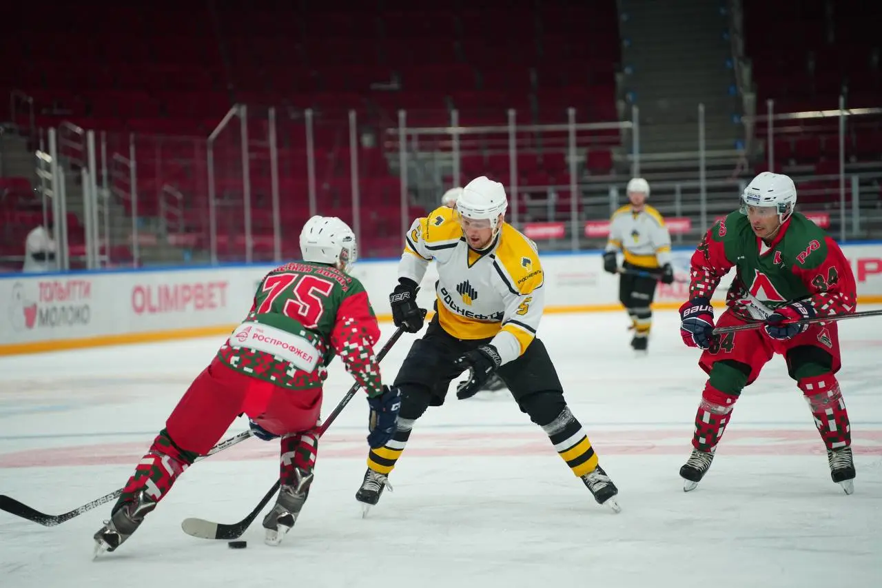 Крупные компании Самарской области сразились за Кубок Сбера по хоккею Крупные компании Самарской области сразились за Кубок Сбера по хоккею