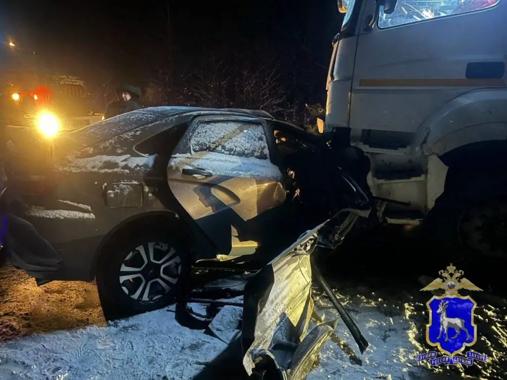 Автомобиль «Лада» столкнулся с КамАЗом на дороге близ Самары, в результате чего погибли два человека