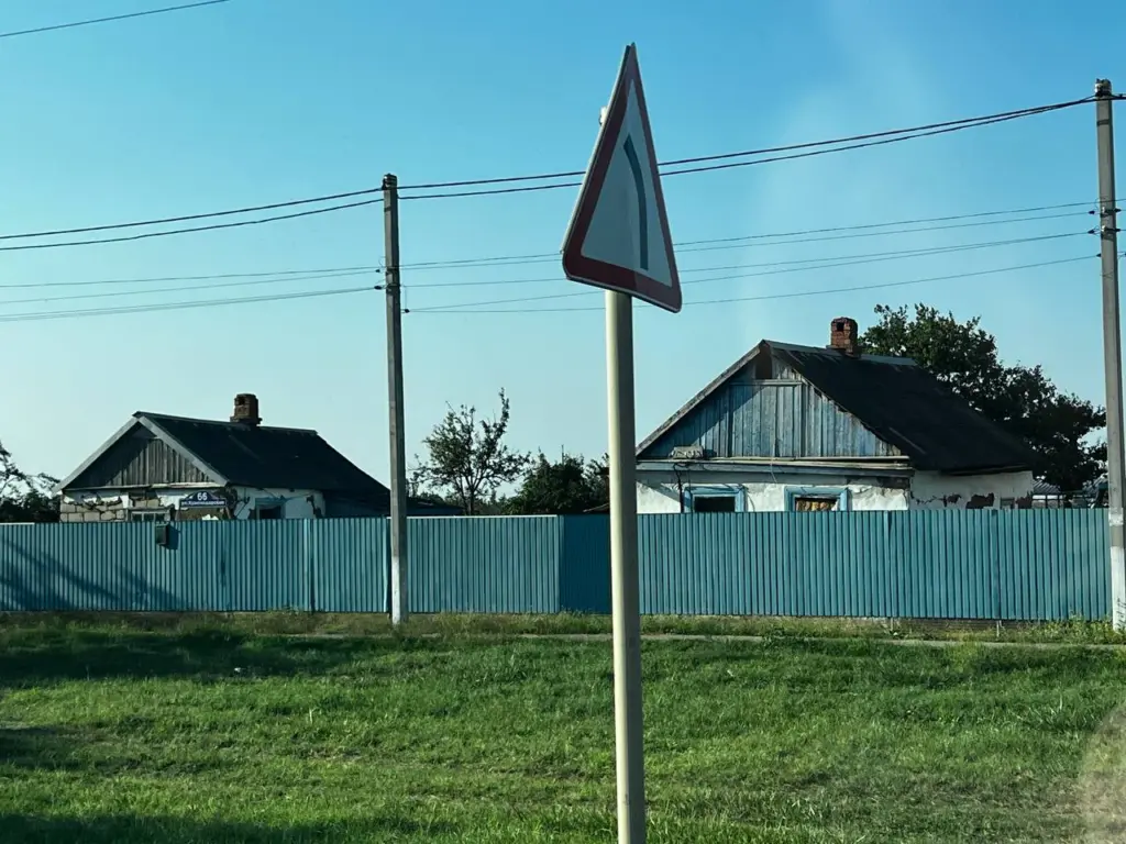 Обязательно попросите у соседа расписку, если будете строить навес — а то проблем не оберешься. Нужно будет все сносить