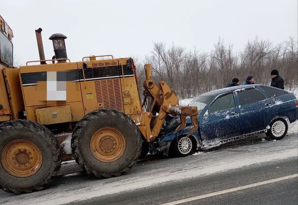 В Самарской области женщина получила травмы в результате аварии между легковым автомобилем и трактором