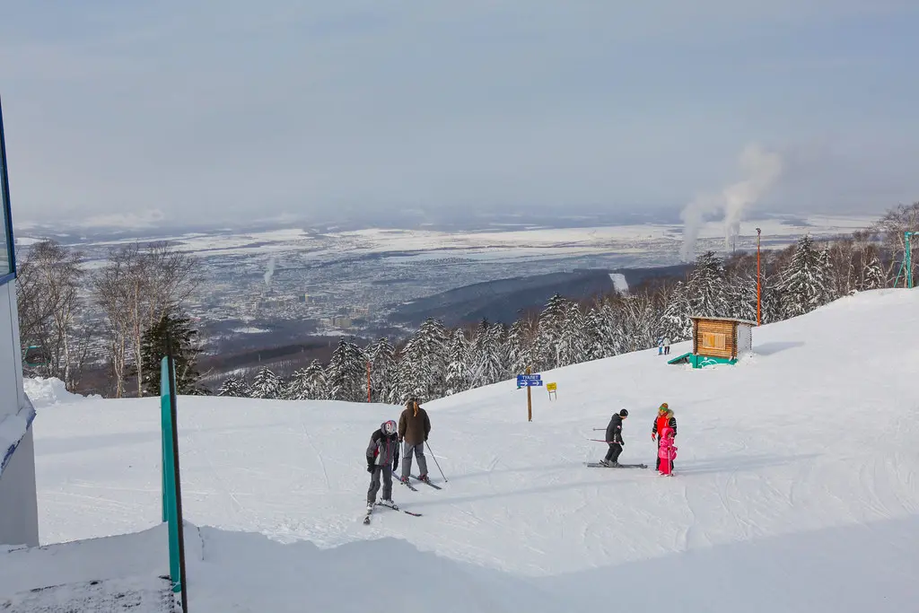 15 горнолыжных курортов России, где зимой 2026 можно кататься, как в Куршевеле — но дешевле