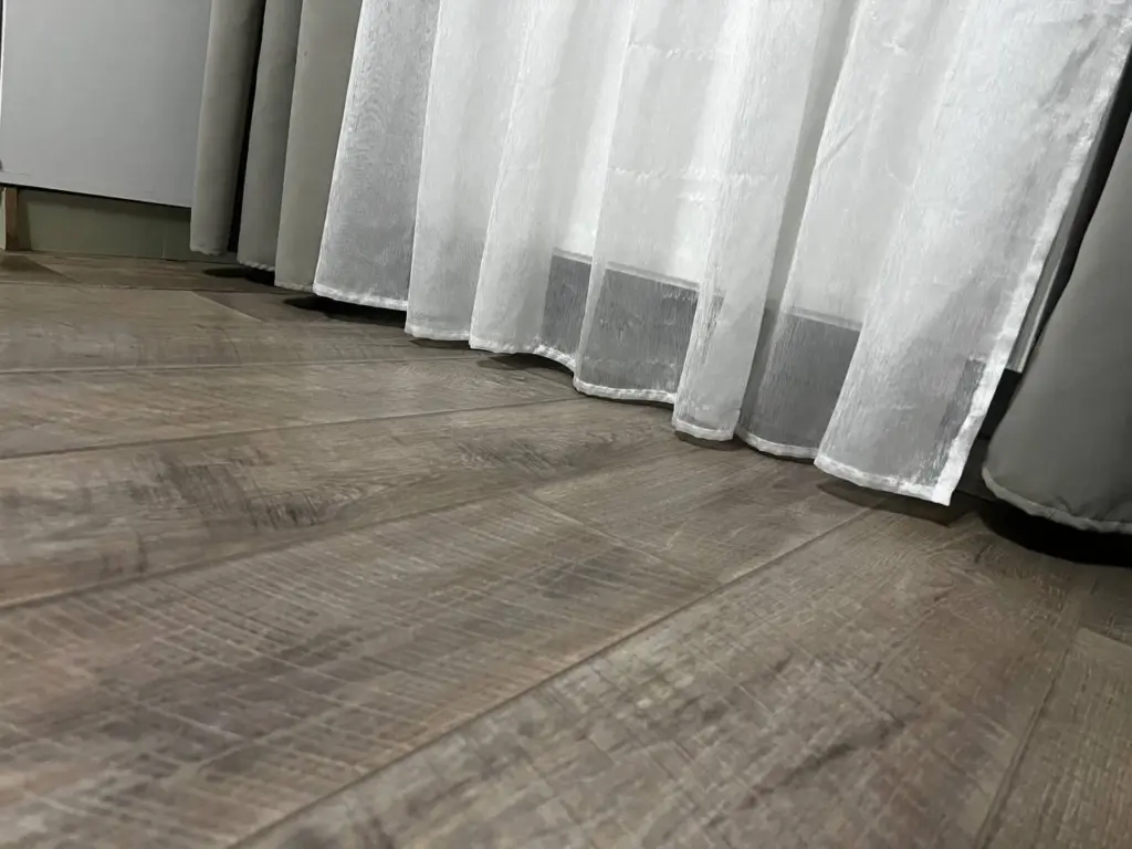 Холодный пол в прошлом: почему дизайнеры массово отказываются от ламината в пользу советского материала