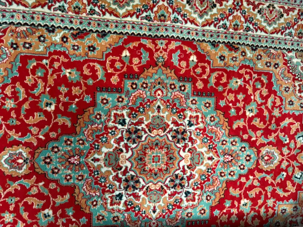 Нанесла на 100-летний ковер, и выпала в осадок: был чёрным от грязи, а стал как новый