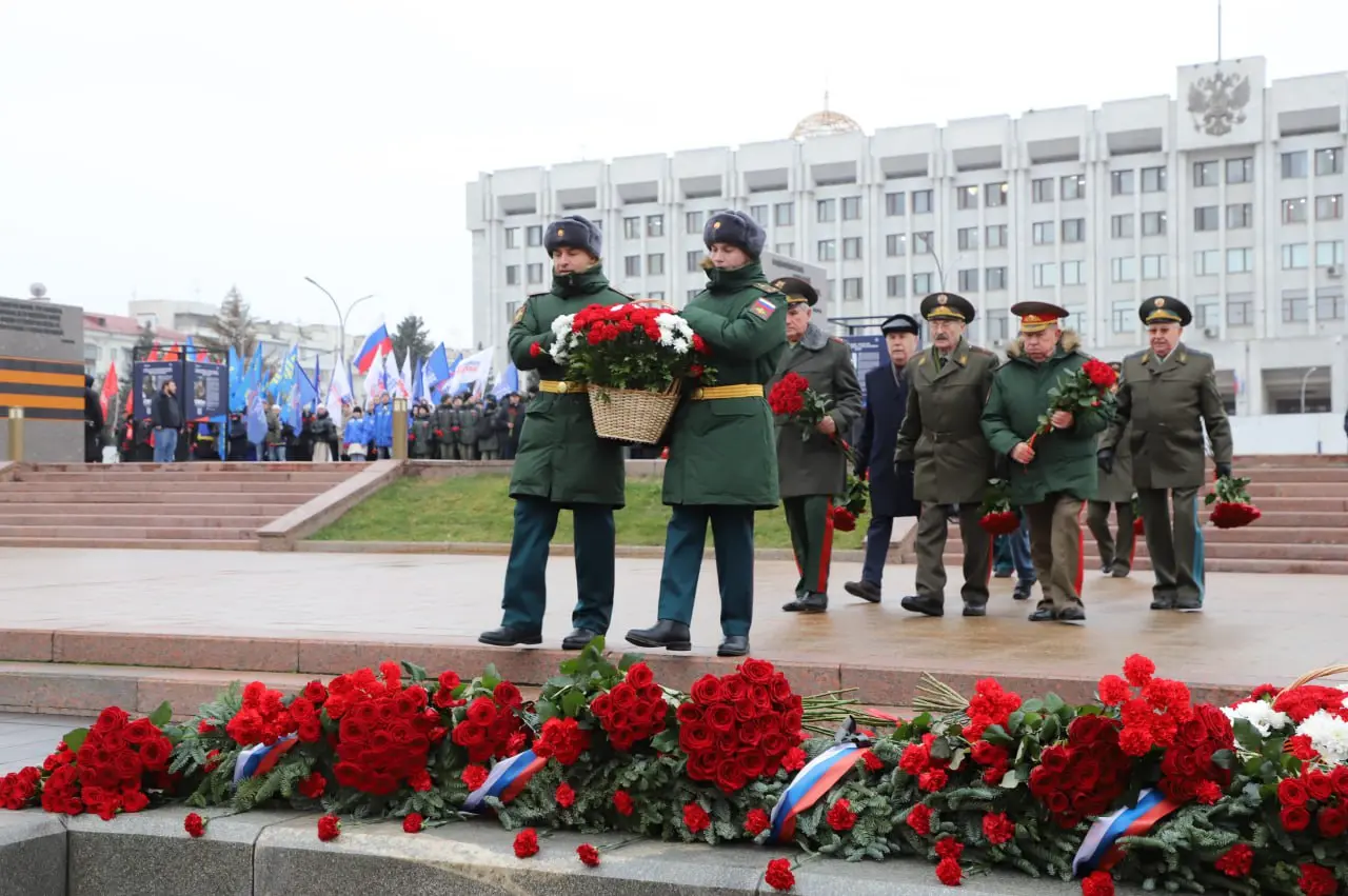 Фоторепортаж: изобилие цветов в честь Дня неизвестного солдата в Самаре