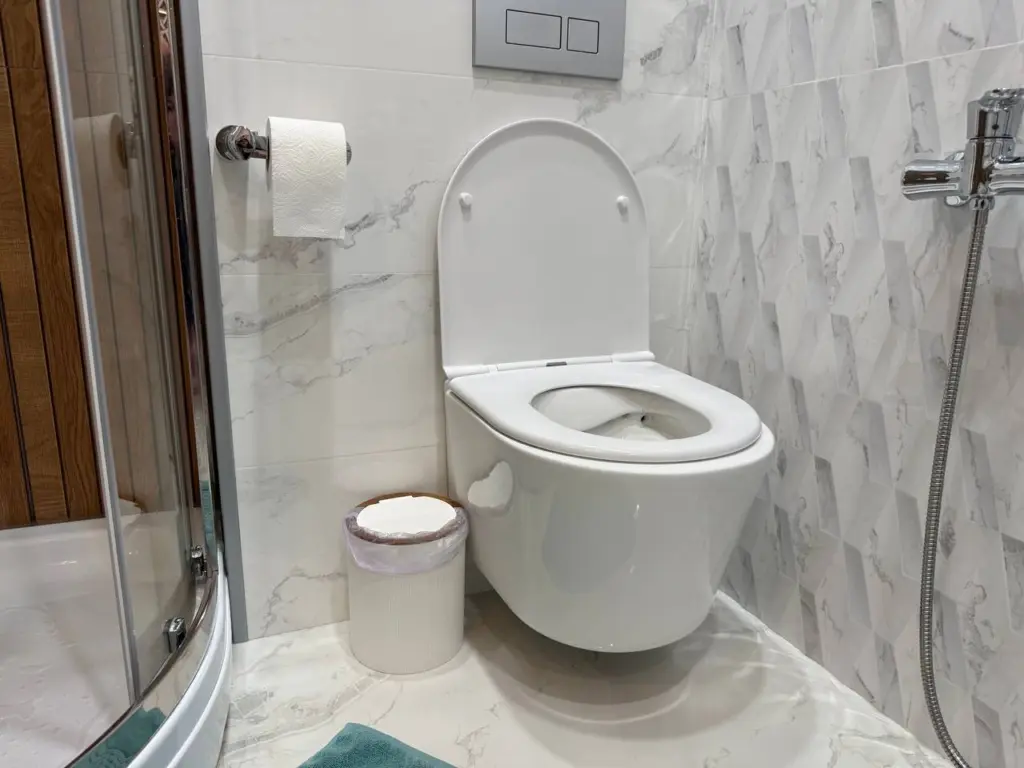 Ржавчина и налет исчезнут в один миг: как просто т быстро отмыть унитаз до блеска без едкой химии — хитрый трюк хозяек