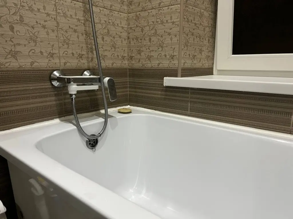 Секрет сияющей сантехники: зачем хитрые хозяйки чистят сантехнику шипучими таблетками