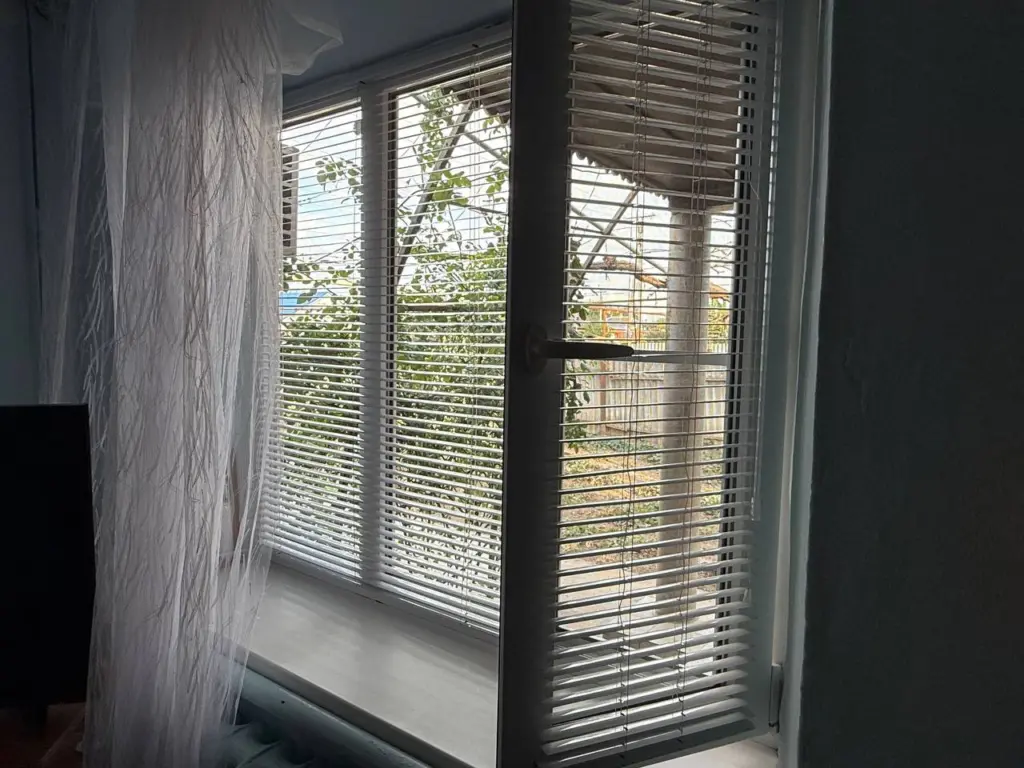 Конденсат на окнах поборола хитрым лайфхаком: положила на подоконник и через 2 часа проблемы нет