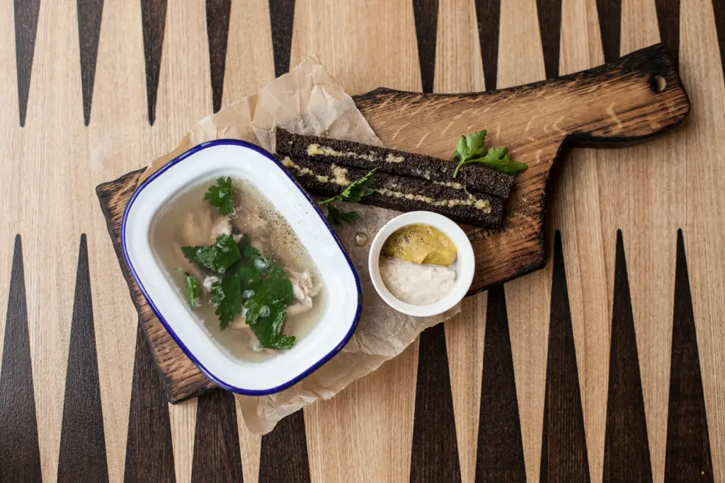 Варю по-бабушкиному рецепту: как приготовить идеальный холодец без желатина на Новогодний стол