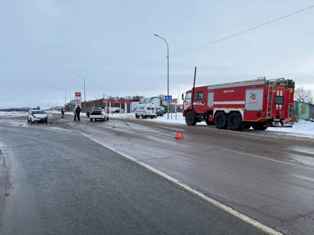 В результате аварии между двумя легковыми автомобилями в Самарской области пострадали два человека