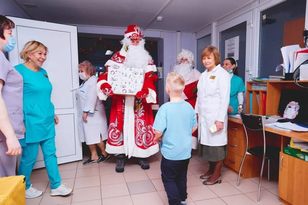 Деды Морозы спустились по канатам к детям в больнице Самары