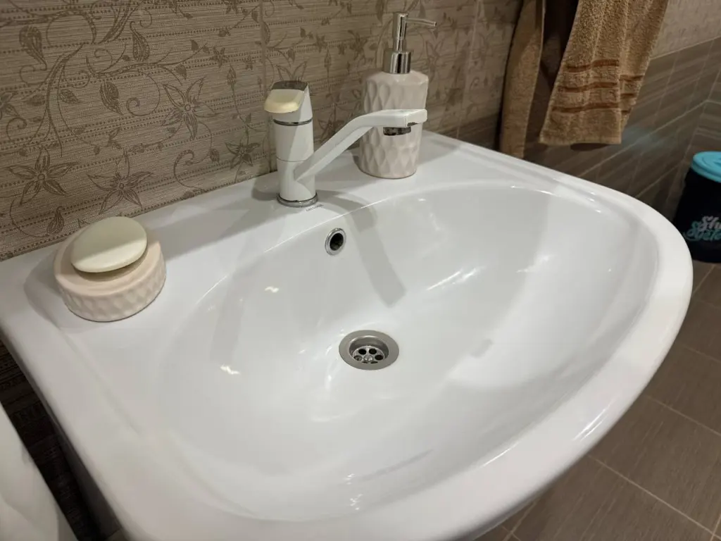 Секрет сияющей сантехники: зачем продвинутые хозяйки чистят сантехнику такими таблетками