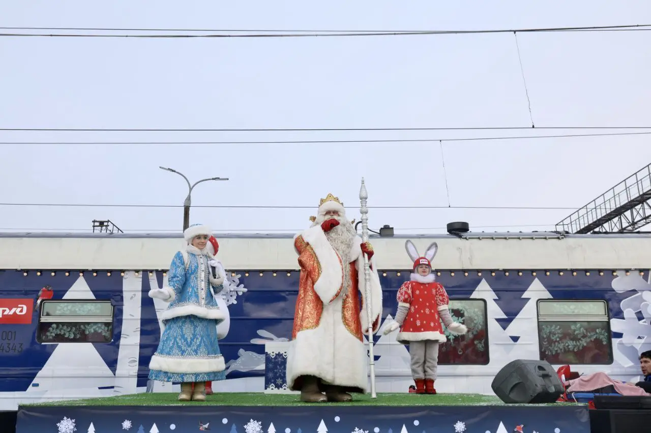 В Самарской области Деду Морозу устроили встречу, на которую пришли 16 тысяч человек