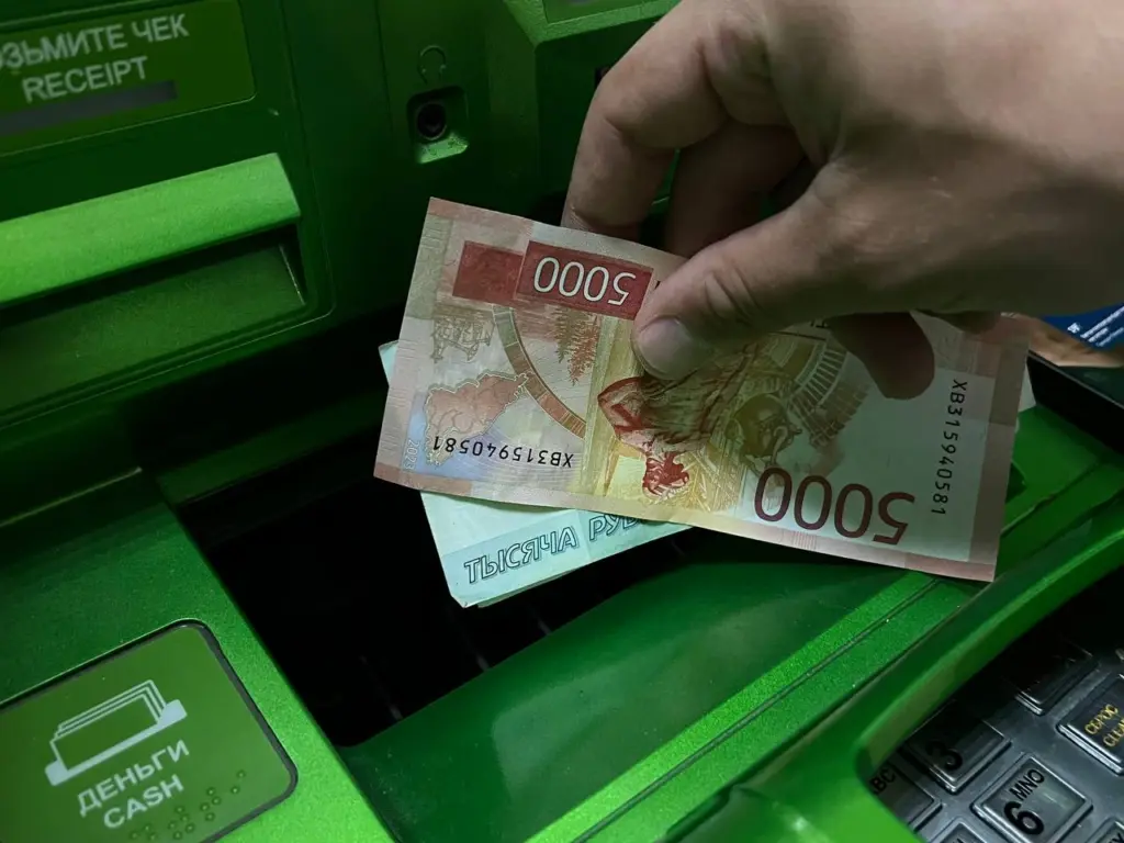 Банковские карты в прошлом: россияне массово переходят на наличные — вот в чем причина