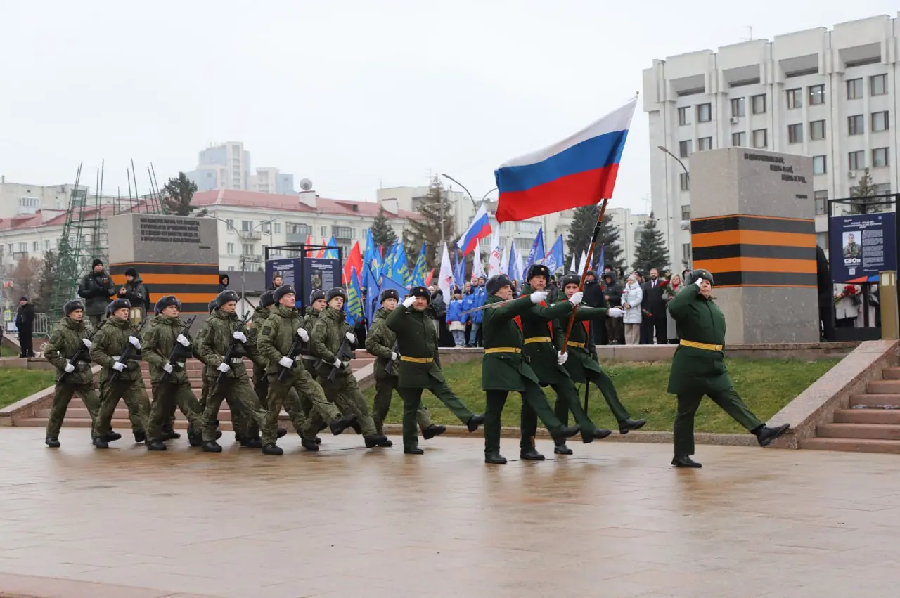 Фоторепортаж: изобилие цветов в честь Дня неизвестного солдата в Самаре