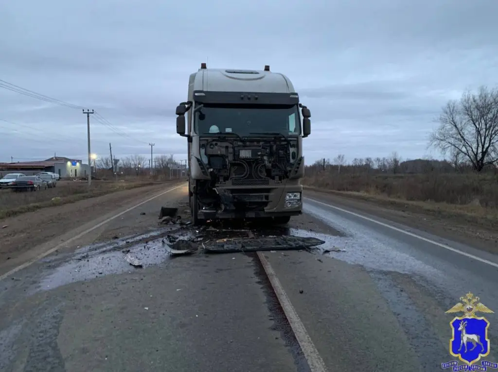 Водитель легкового автомобиля скончался в результате столкновения с грузовиком на встречной полосе в Самарской области