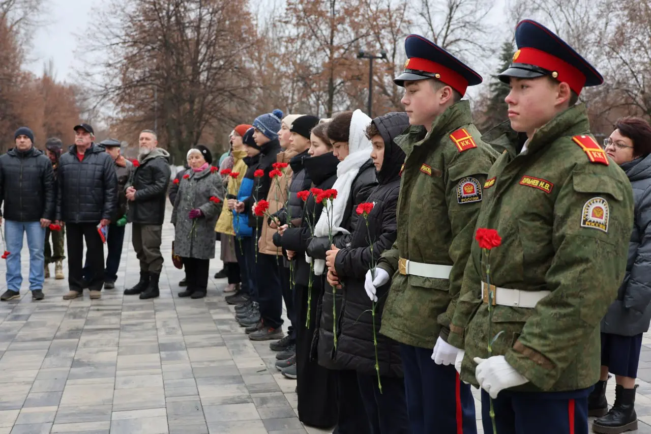 Фоторепортаж: изобилие цветов в честь Дня неизвестного солдата в Самаре