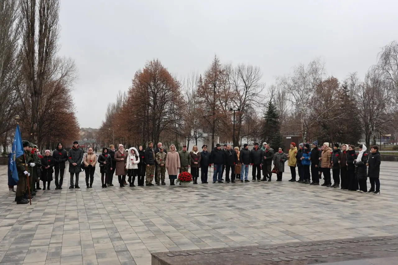 Фоторепортаж: изобилие цветов в честь Дня неизвестного солдата в Самаре