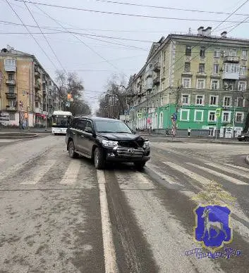 Kia Rio после столкновения с Land Cruiser сбила девушку на тротуаре в Самаре Kia Rio после столкновения с Land Cruiser сбила девушку на тротуаре в Самаре