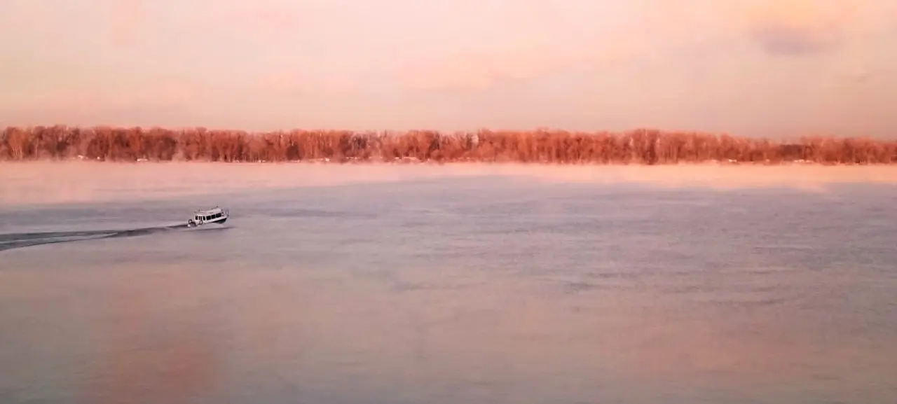 Розовый рассвет сфотографировали над Волгой в Самаре Розовый рассвет сфотографировали над Волгой в Самаре