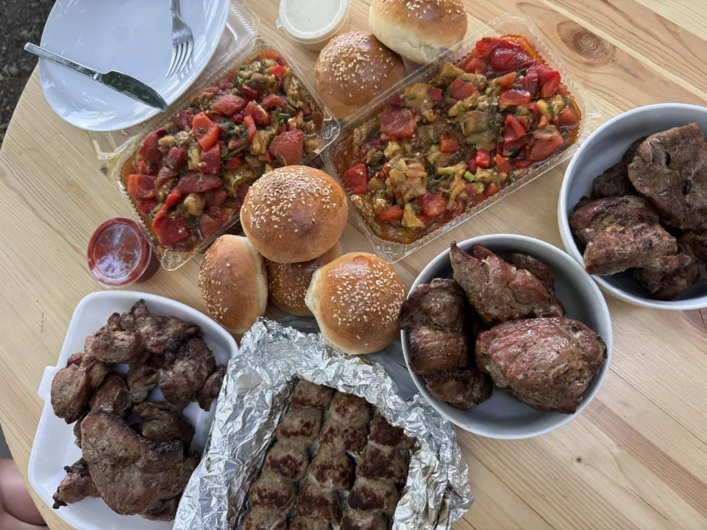 Мясо на Новый год стала запекать только так: получается как на мангале — «короночка» на праздничный стол