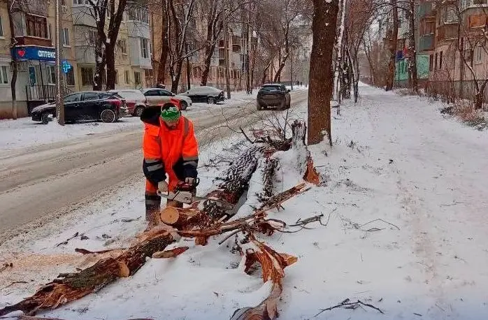 Службы города ликвидировали последствия мощного ветра в Самаре