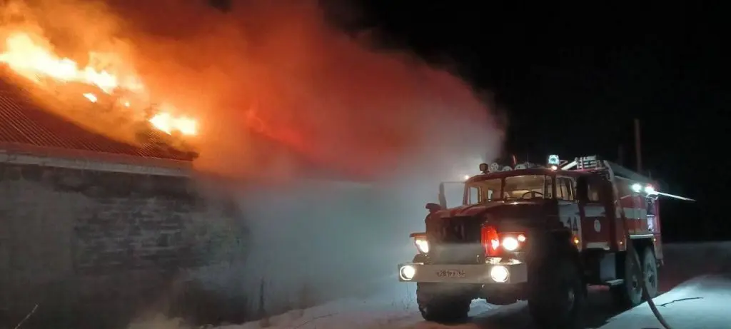 В Самарской области в течение двух часов боролись с крупным пожаром на складе