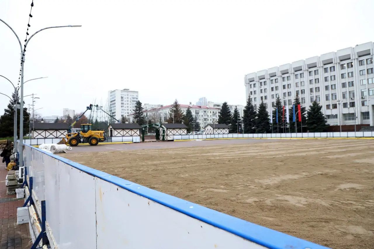 В Самаре на площади Славы стартовали работы по подготовке катка и установке новогодней елки