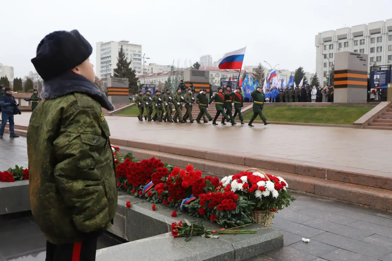 Фоторепортаж: изобилие цветов в честь Дня неизвестного солдата в Самаре