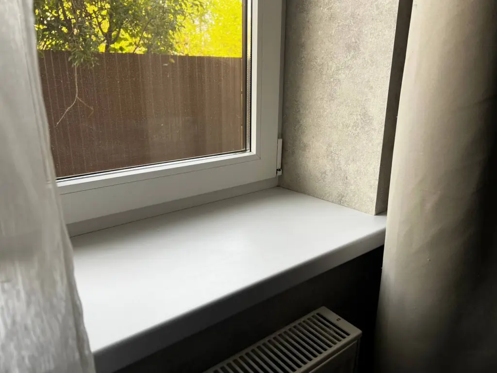 Кинула на подоконник старые колготки: Из окон — ни дуновения, жарко, как в бане