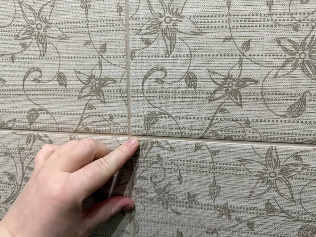 Затирка в ванной «обновилась» сама: нанесла эту домашнюю пасту — и швы стали белые, без запаха и черных вкраплений