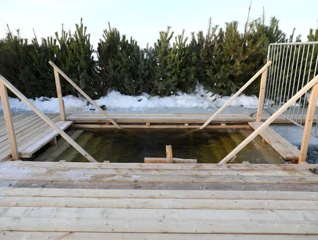 Фото: какой вид имеет купель для крещения на Полевом спуске 14 января