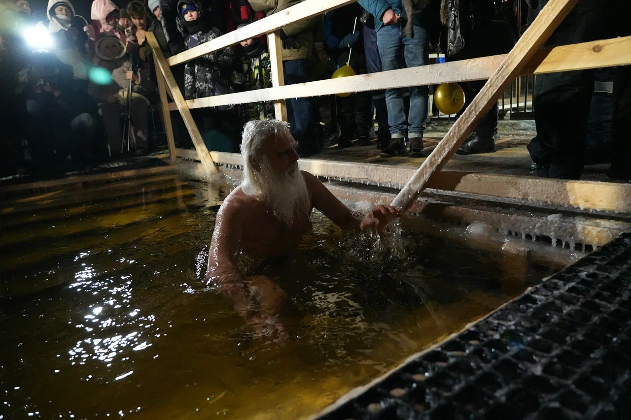 Фоторепортаж: жители Самары отпраздновали Крещение в купели на Полевом спуске