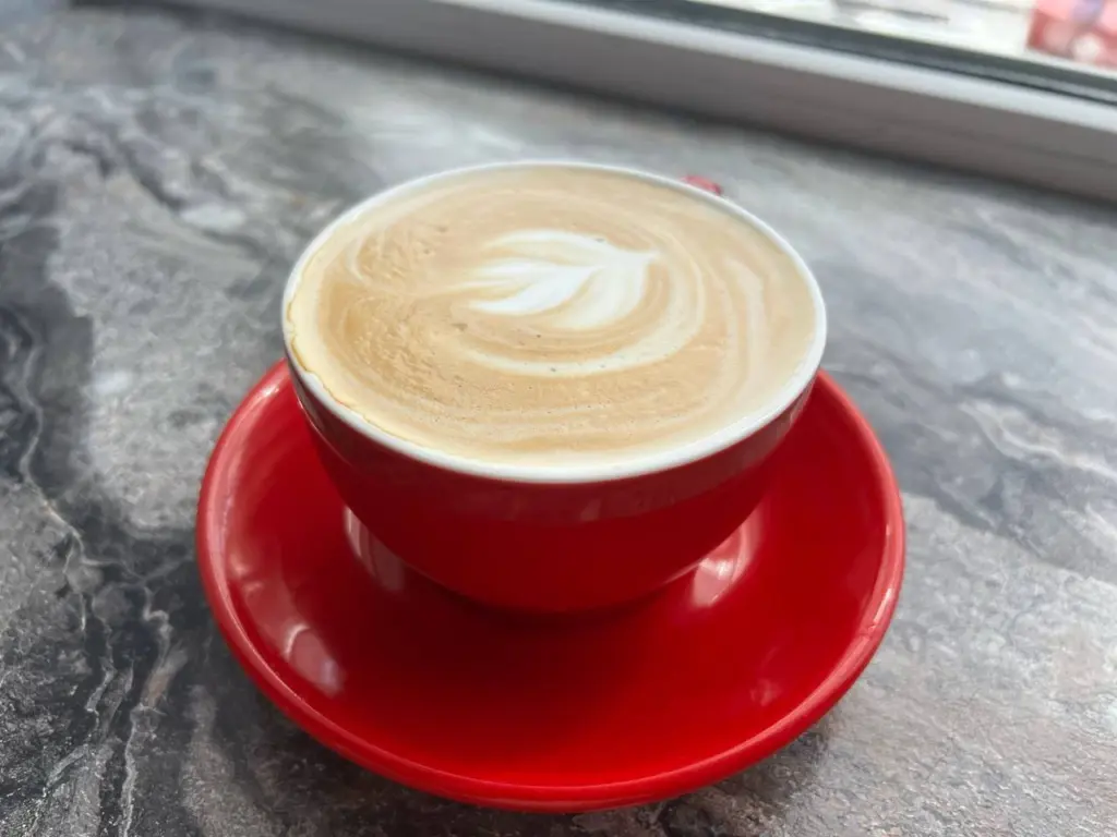 Не молоко и не сок: неожиданный продукт для кофе, который работает на ваши кости и счастье