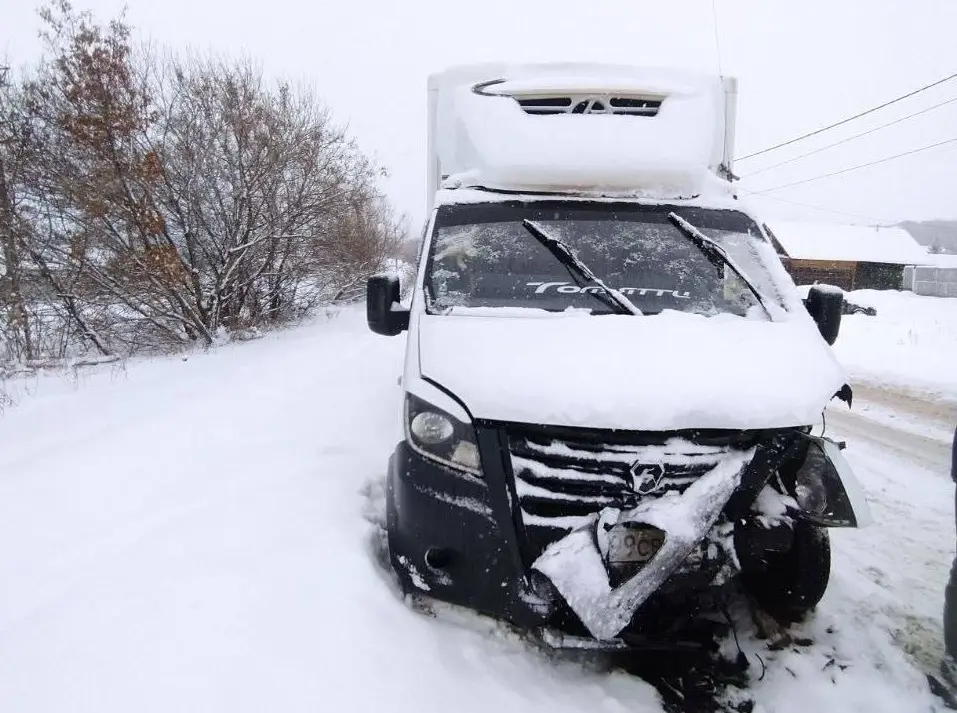 Два водителя получили травмы в результате аварии с участием автомобилей в Самарской области