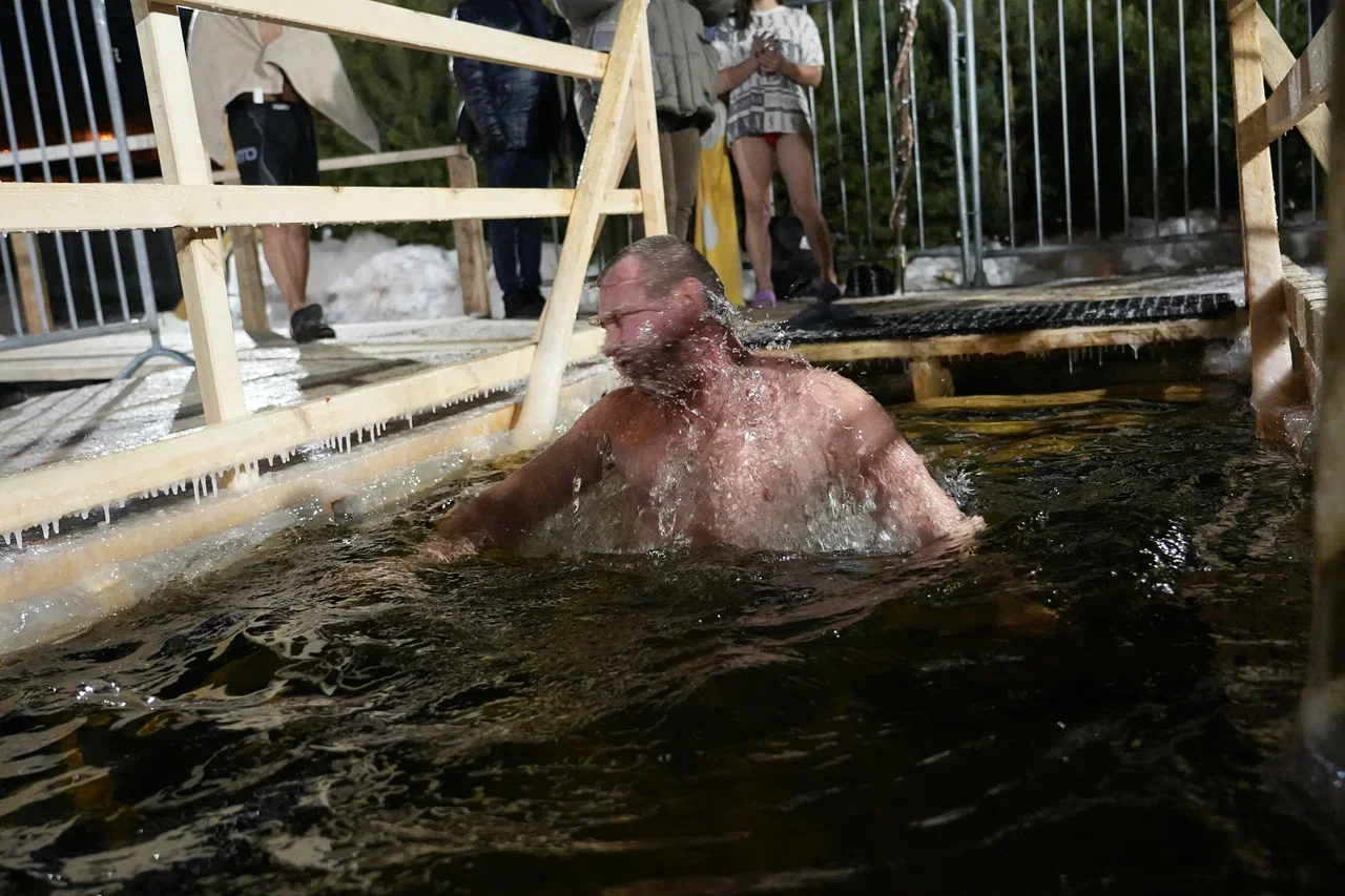 Фоторепортаж: жители Самары отпраздновали Крещение в купели на Полевом спуске