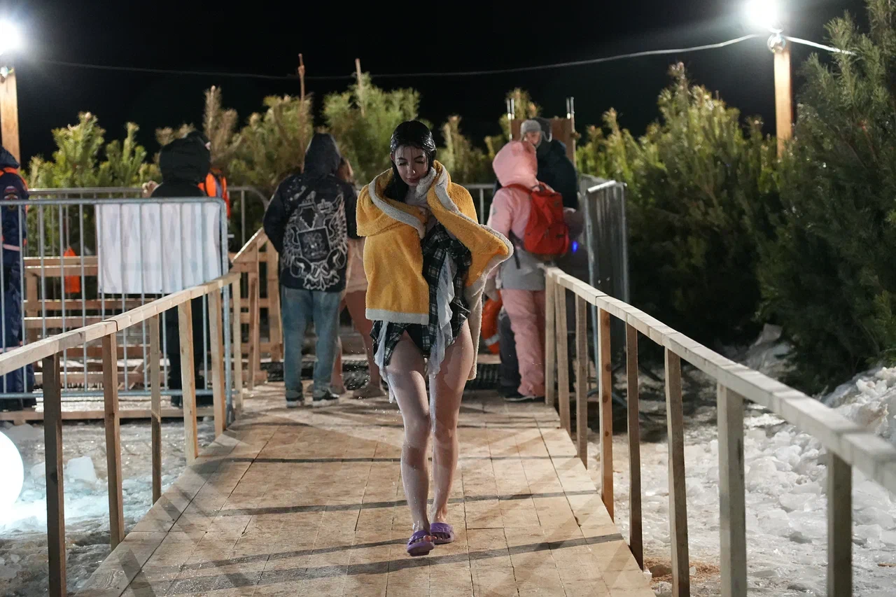 Фоторепортаж: жители Самары отпраздновали Крещение в купели на Полевом спуске