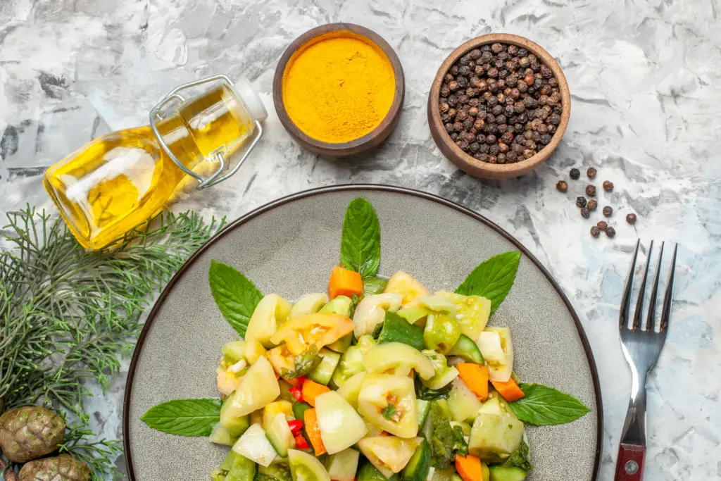 Съедят даже заядлые «оливьешники»: салатов с ананасом полно, но этот — самый вкусный