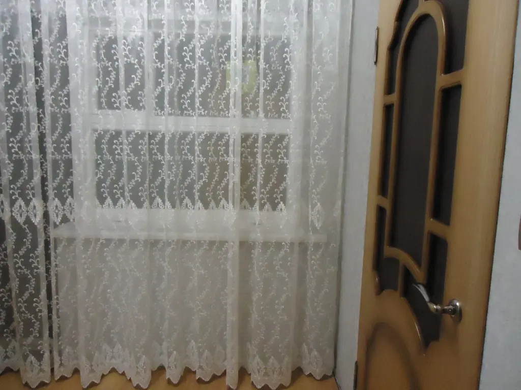 Клею это на окно и перестали мерзнуть — теперь не дует, а подоконник всегда теплый