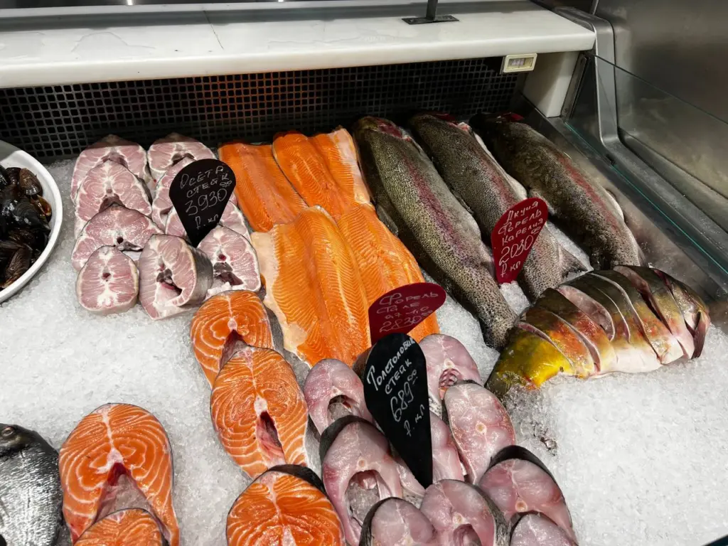 Потрясающая рыба: сочная и вкусная, без чистки и маринада. Запекаем в соли, подаем с эффектом пламени