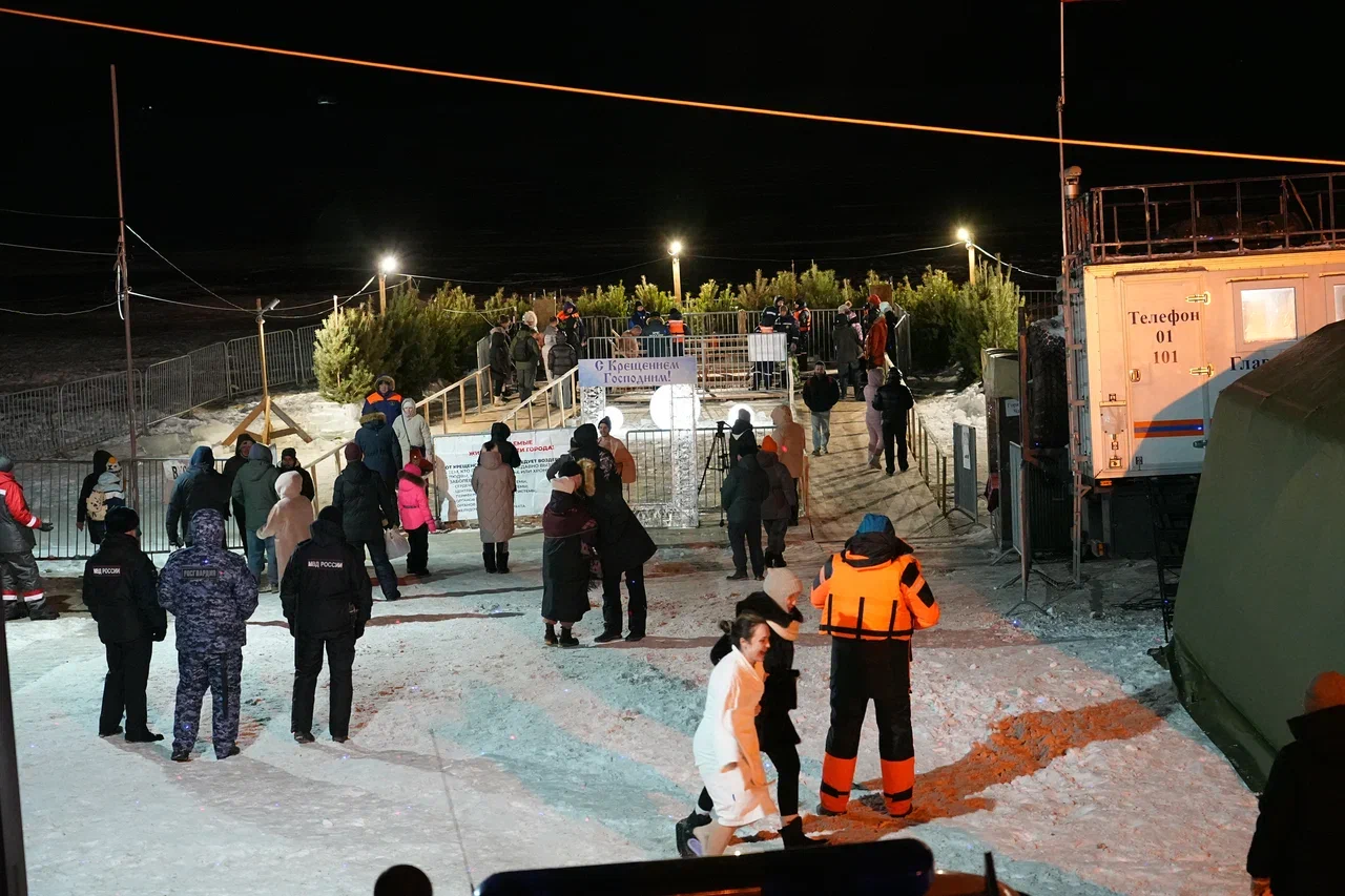 Фоторепортаж: жители Самары отпраздновали Крещение в купели на Полевом спуске