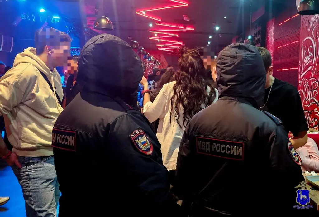 Самарский ОМОН внезапно посетил ночные заведения на улице Лесной