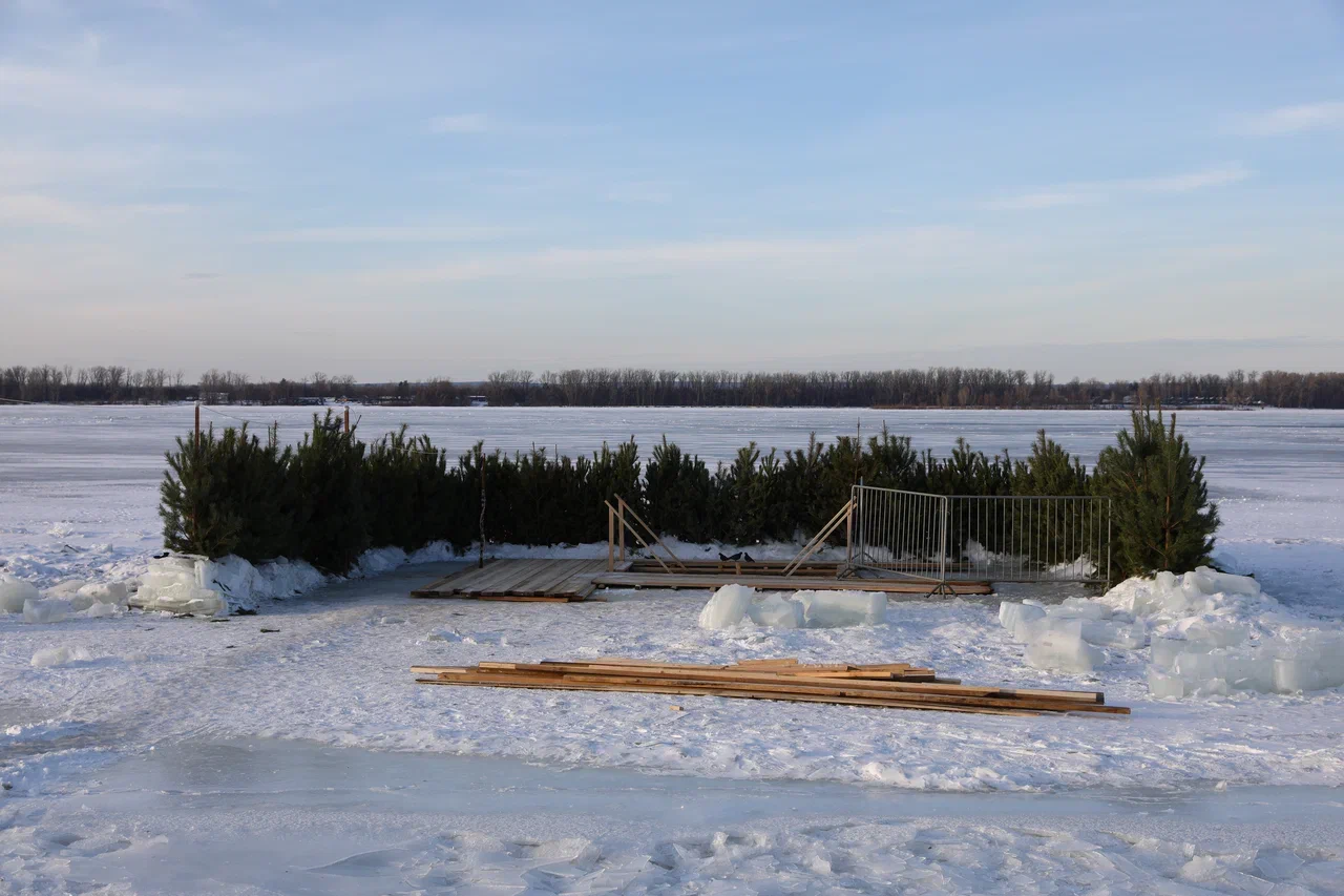 Фото: какой вид имеет купель для крещения на Полевом спуске 14 января